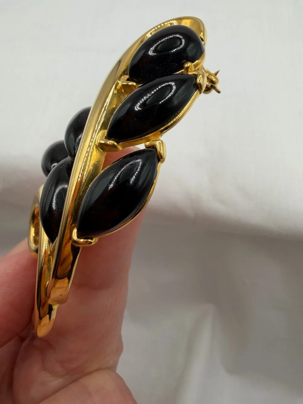 Vintage Trifari Signed Brooch Pin Gold Tone Black Cabochon Leaves Floral